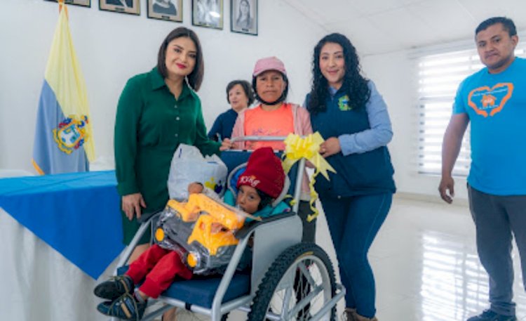 El Patronato Municipal de Latacunga entregó sillas de ruedas