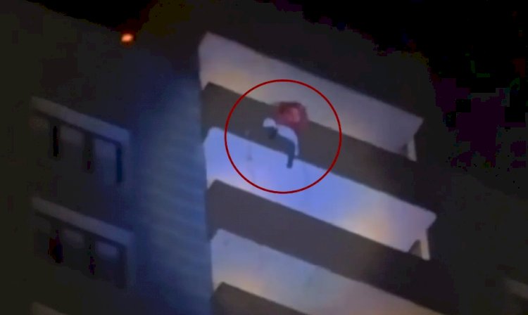 Hombre disfrazado de Papá Noel muere tras caer del piso 24 de un edificio en Rusia