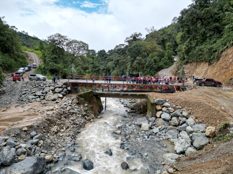 Inauguración del Puente sobre el río Yanayacu en la parroquia Ramón Campaña: