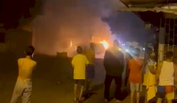 Guayaquil: incendian un bus en la isla Trinitaria.