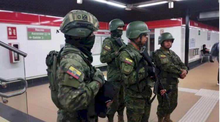 Militares hasta en los vagones del Metro de Quito, la seguridad que se brinda a los usuarios.