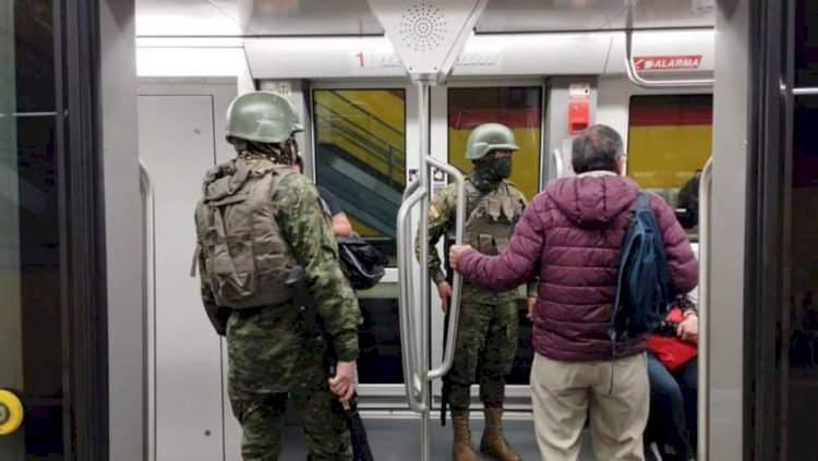 Militares hasta en los vagones del Metro de Quito, la seguridad que se brinda a los usuarios.