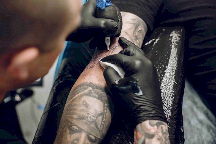 Polémica por reglamento que prohíbe que aspirantes a policías tengan tatuajes.