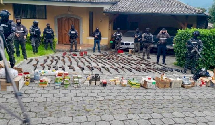 ¡Increíble! Todo el arsenal de rifles y pistolas que encontraron en una lujosa casa de Cumbayá