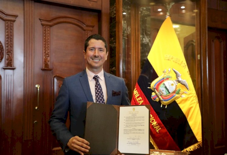 La Asamblea Nacional entregó reconocimiento a José Luis Calderón, periodista de Tc Televisión 