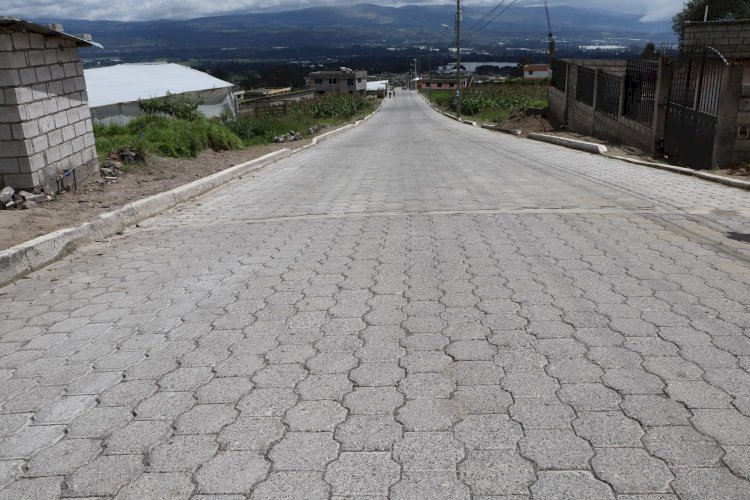 Prefectura invertirá más de 100 mil dólares en el mejoramiento  de la vía en la comunidad San Francisco de Collanas, en el cantón Salcedo