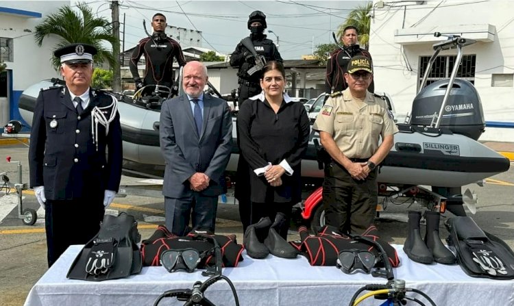 Francia entrega embarcación y equipos de buceo para tareas de seguridad en Ecuador.