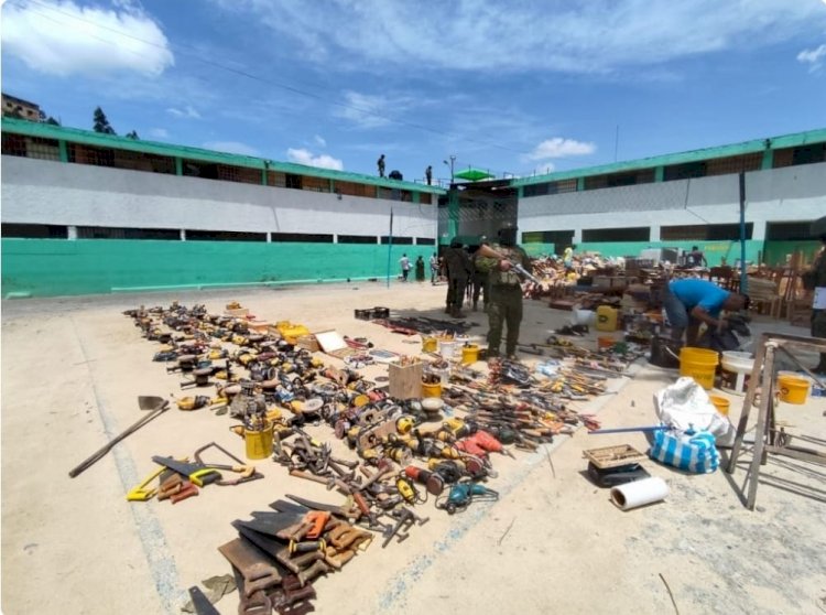 Armas dentro de las paredes en CPL de Guayaquil.