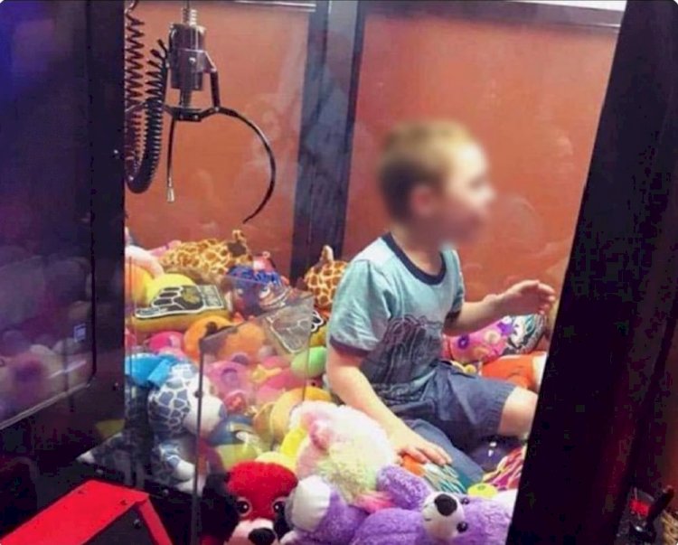 Niño de tres años que quedó atrapado en una máquina de peluches.