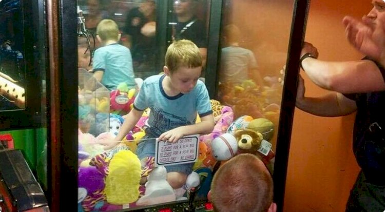 Niño de tres años que quedó atrapado en una máquina de peluches.