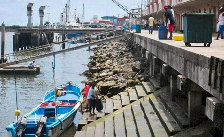 Fiscalía investiga presunta red de corrupción en la Autoridad Portuaria de Esmeraldas.