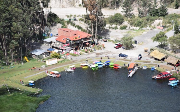 Operadores turísticos obtienen licencia para operar botes en la laguna de Yambo