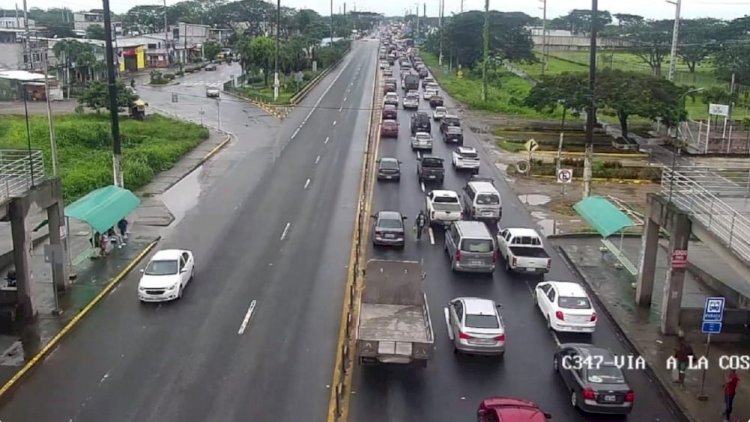 Cerca de 80.000 vehículos salieron de Guayaquil hacia las playas durante el fin de semana.