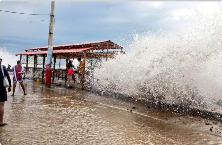 Turistas fueron evacuados tras fuerte oleaje en la playa de Crucita.