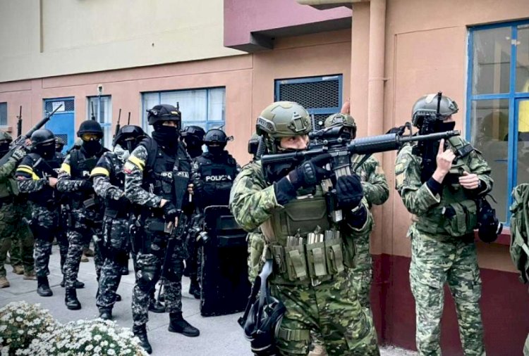 Policías y militares intervienen cuatro cárceles de Ecuador.