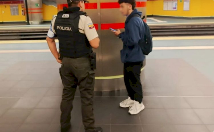 Hombre fue multado por orinar en estación del Metro de Quito.