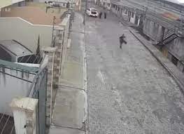 Video capta como hombre escapa de un presunto secuestro en el norte de Quito.