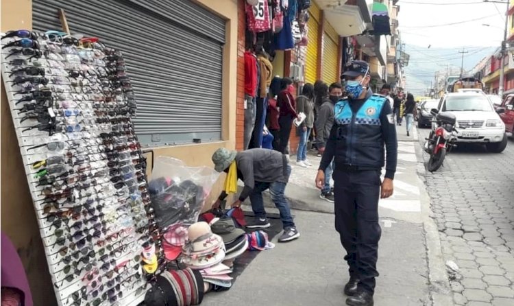 Comercio informal genera desorden, caos vehicular e inseguridad en Quito.