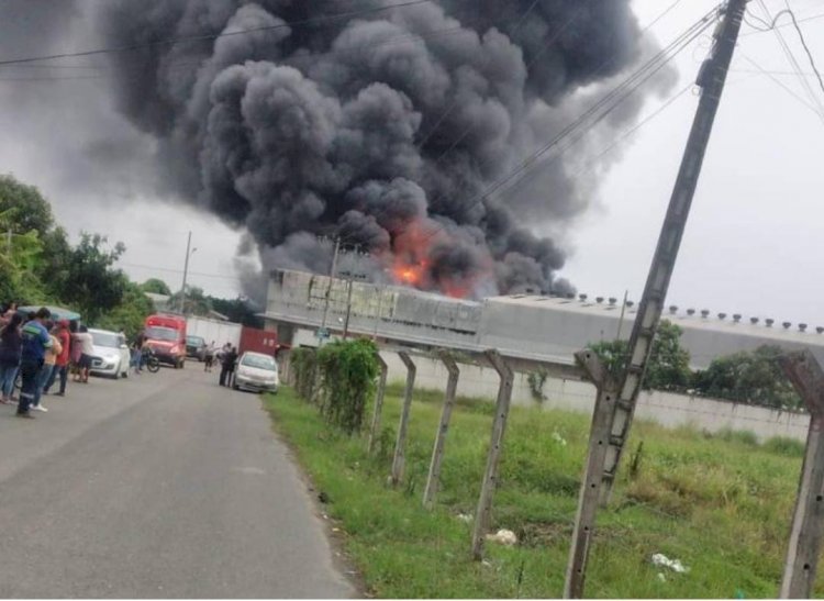 Un incendio de gran magnitud consume una fábrica en Nobol, provincia del Guayas.