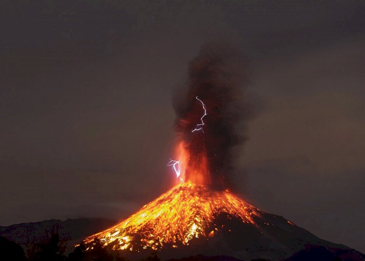 Desciende la intensidad de la erupción del volcán La Cumbre en Galápagos