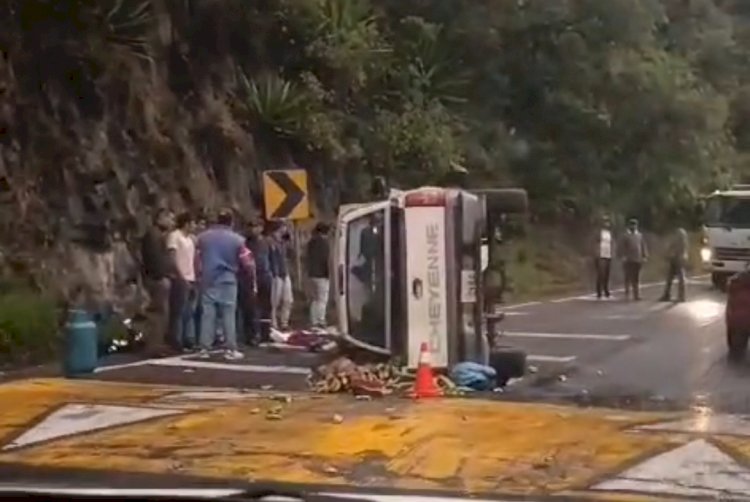 Cuatro heridos por volcamiento de una camioneta en Baños