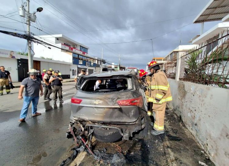 El carro de una funcionaria pública fue incinerado en Manta