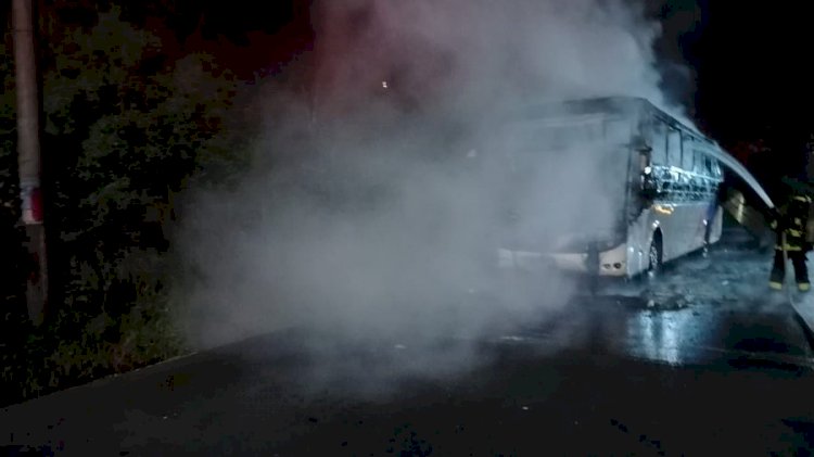 Dos vehículos se incendiaron en menos de cinco horas en la Autopista Rumiñahui y en la av. Simón Bolívar