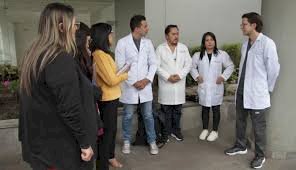 Médicos posgradistas de Ecuador presentan acción de protección por falta de pagos