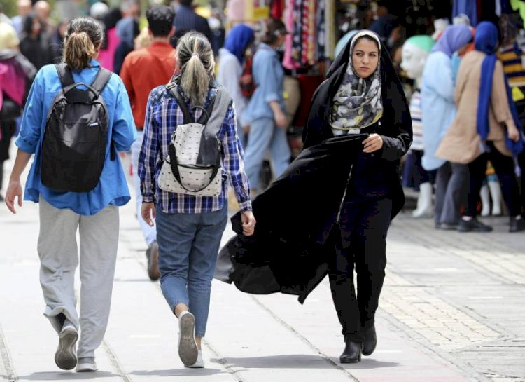 Irán una discusión entre un clérigo y una mujer sin velo se vuele viral