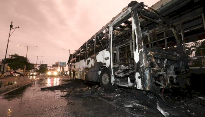 La ATM suspende al consorcio MetroExpress tras el incendio de dos buses de la Metrovía en el sur de Guayaquil