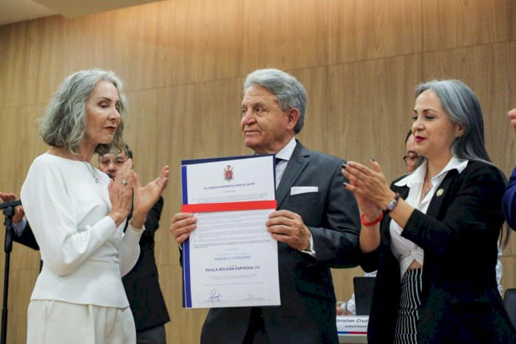 Paola Roldán recibe reconocimiento póstumo ‘Manuela Cañizares’ en el Concejo de Quito