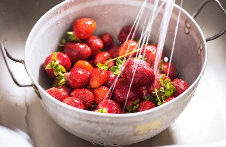 ¿Por qué es importante lavar las fresas en agua con sal antes de comerlas?