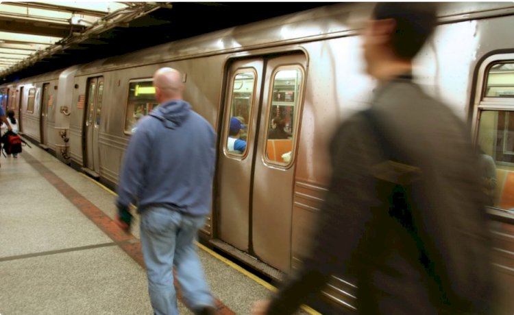 Muere un hombre al ser empujado a las vías del metro de Nueva York