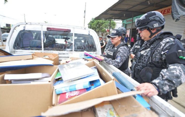 Alcalde de Guayaquil ordena investigación tras hallar libros escolares en cachinería