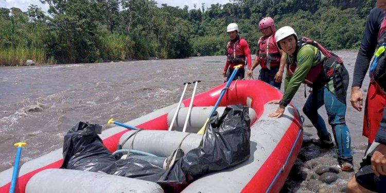 Dos menores desaparecidos tras caída de una camioneta a un río en Morona Santiago