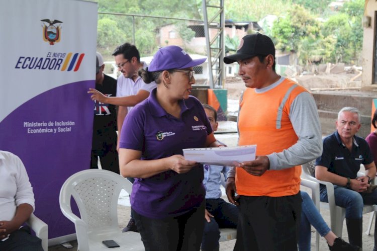 Ministra Zaida Rovira entrega kits de ayuda humanitaria a 150 familias afectadas por el aluvión en Alausí